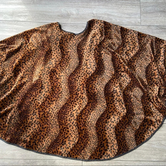 Marallis Collection  Leopard Print Poncho Cape - Picture 10 of 11